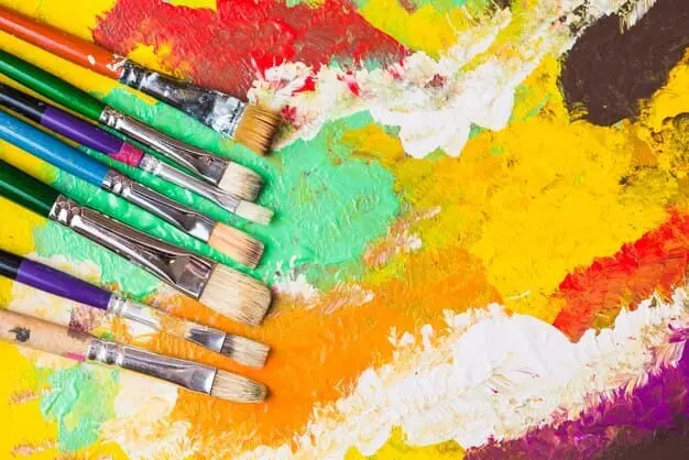 Técnicas populares para pintar cuadros. Pinceles y varias pinturas en una paleta.
